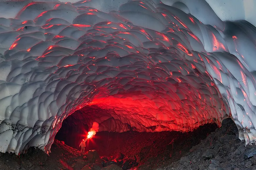 5. Ледена пещера край Мутновския вулкан - Русия
