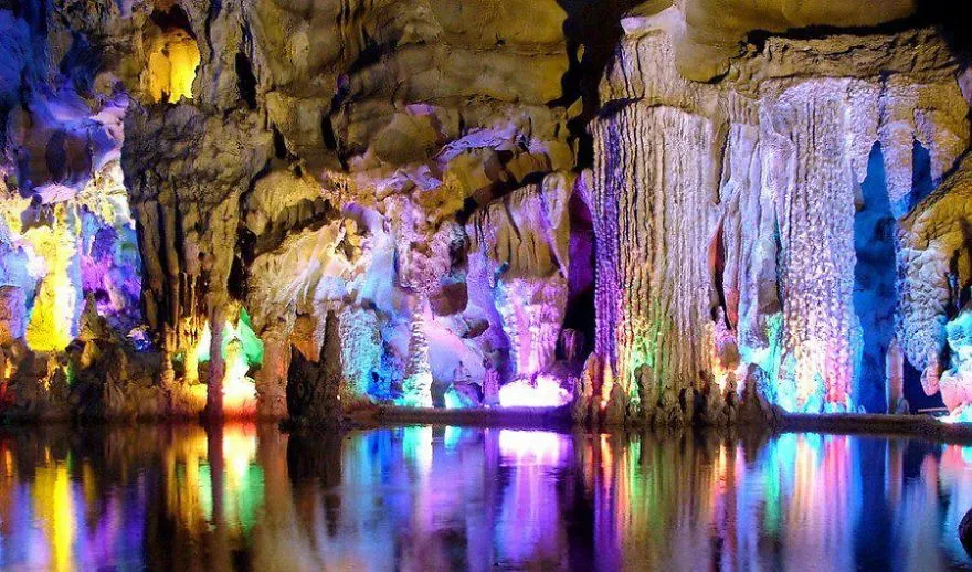 15. Пещерата на тръстиковата флейта в Гуанси, Китай