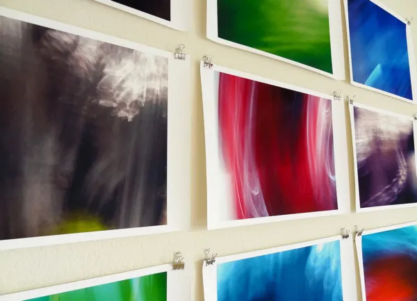 Неудачные смазанные фотографии в качестве декора.