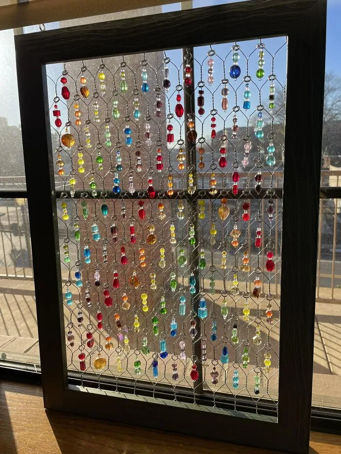 Декор из разноцветных бусин.