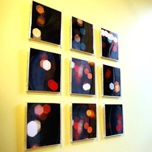 Старые коробки от CD дисков в качестве рамок для картин или фотографий.