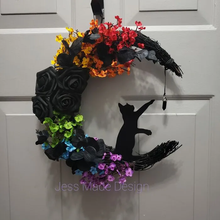 Основа из виноградной лозы и искусственные цветы.