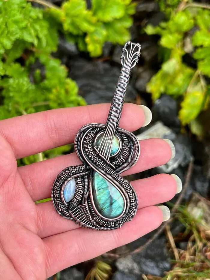 Это изделие изготовлено из 18-граммового, 20-граммового и 28-граммового медного провода, а затем окислено и отполировано для придания ему античного вида.