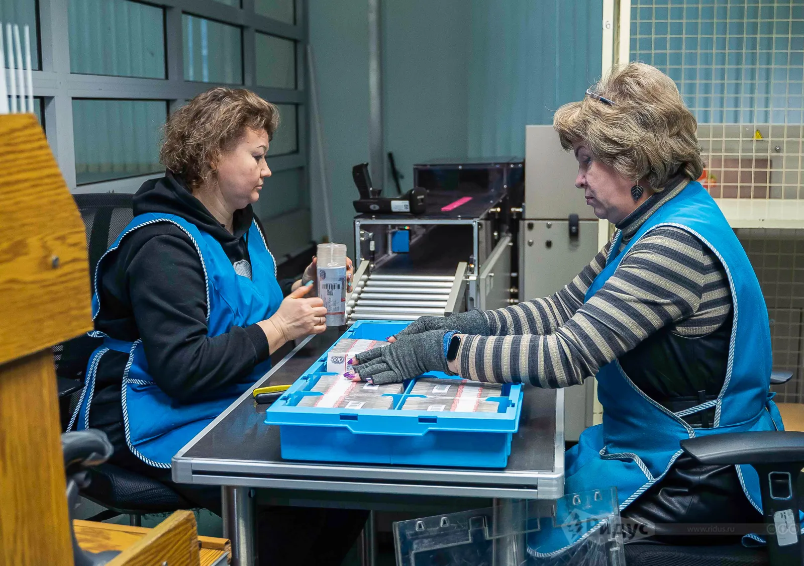 Ручная сортировка ветхих банкнот.