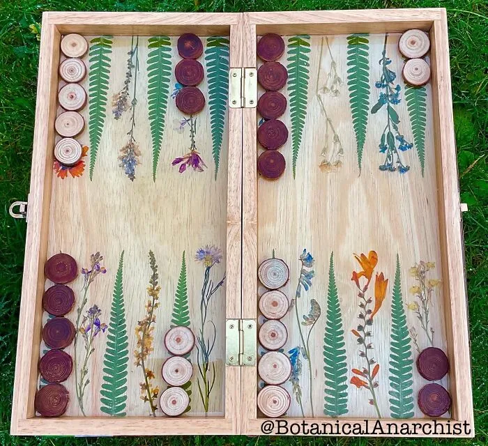 Доска для игры в нарды с полевыми цветами и папоротником.