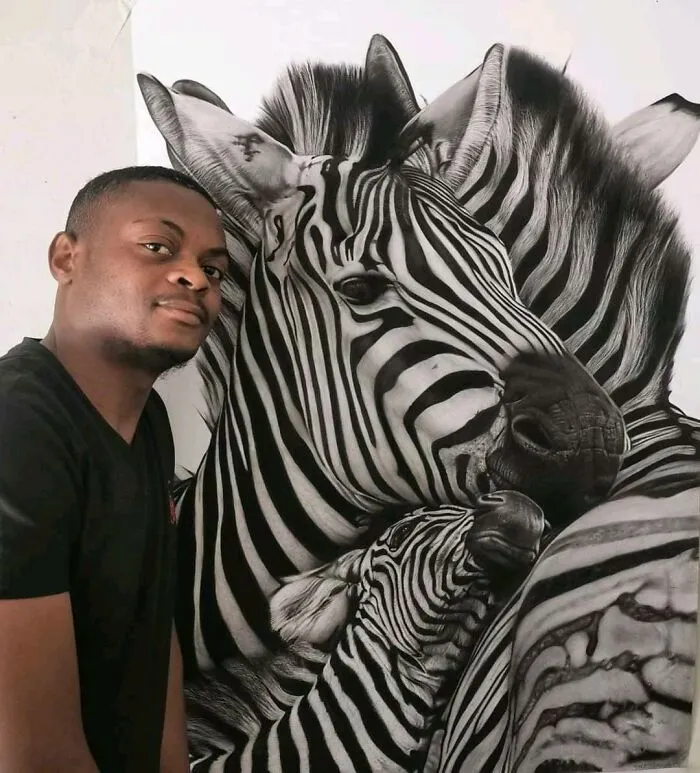 Бумага и угольные карандаши.