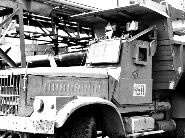 Боковое окошко из 75-миллиметрового противорадиационного стекла появилось на последних десяти машинах из партии