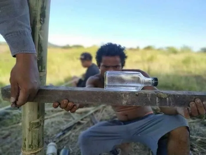 Импровизированный строительный уровень.