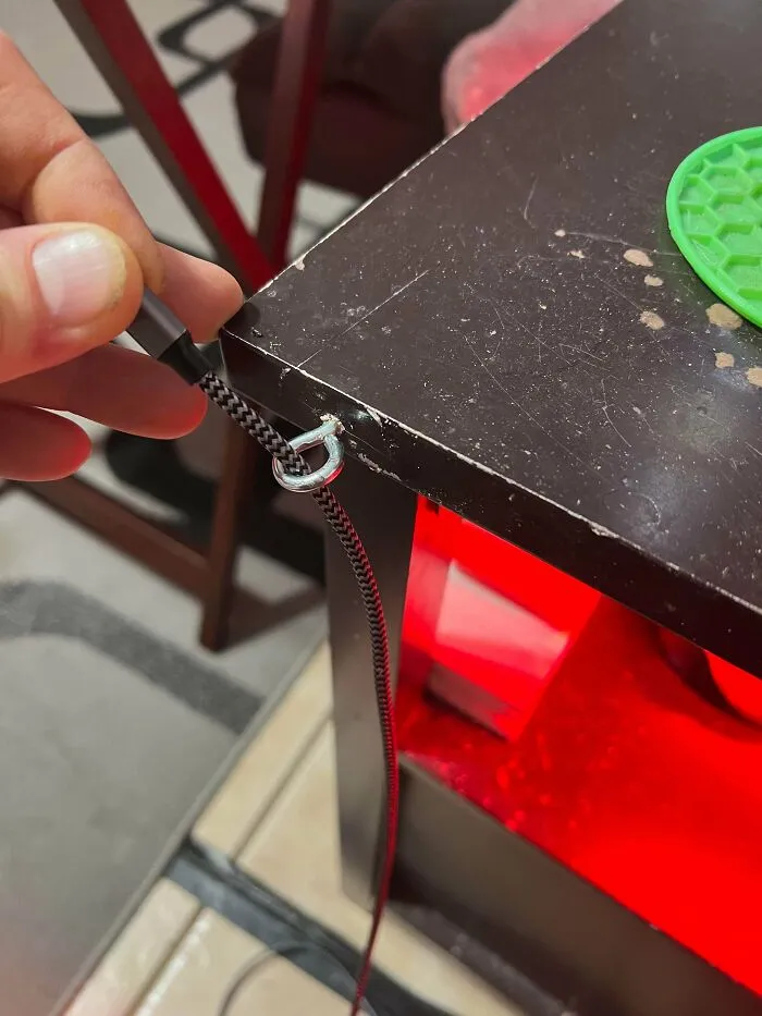 Лайфхак для тех, кто устал постоянно искать кабель для зарядки.