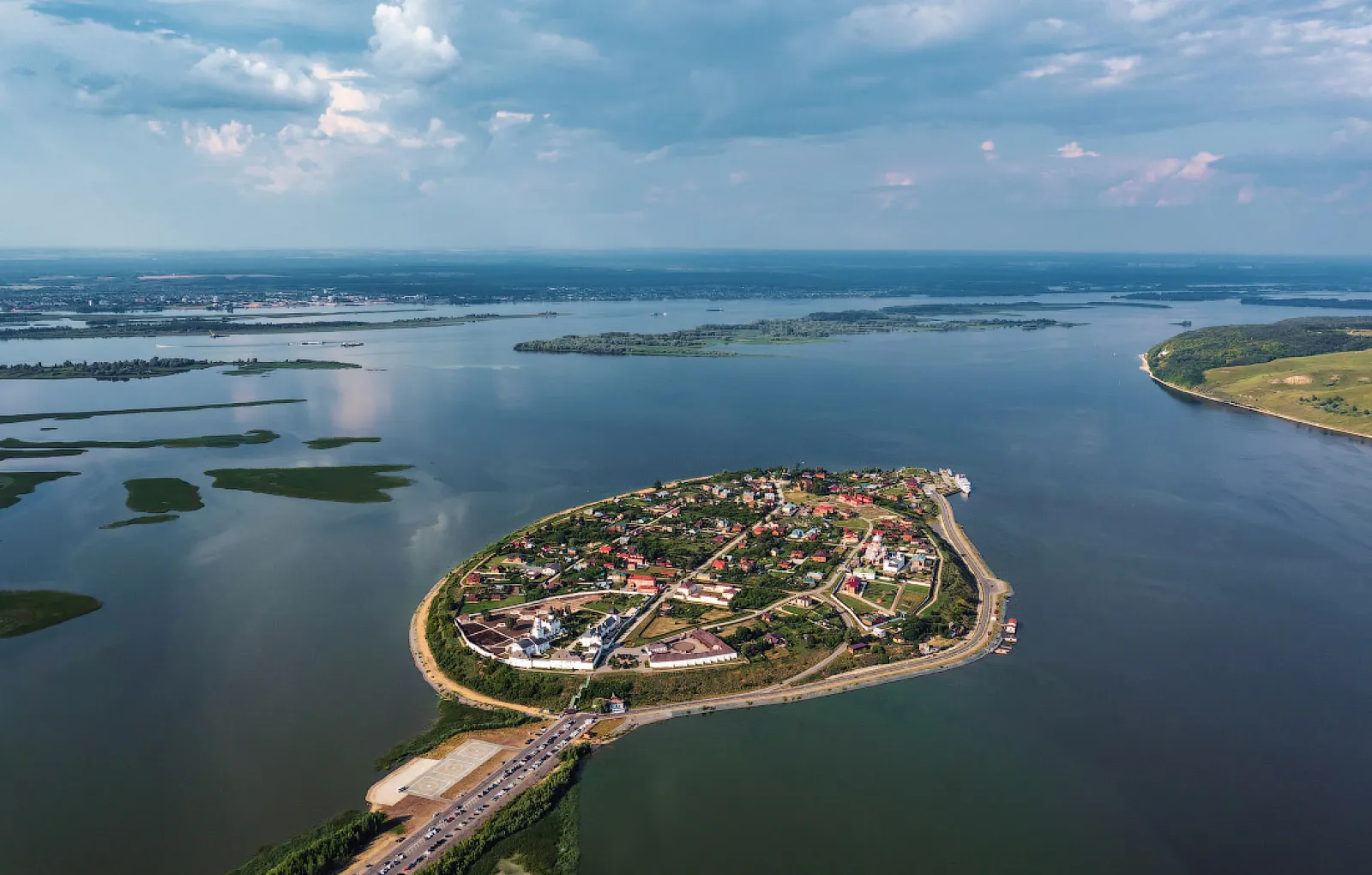 Свияжск река. Город остров Свияжск. Град Свияжск Казань. 1. Остров-град Свияжск. Свияжский остров в Казани.