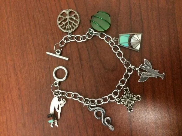 Серьги, которые потеряли своих партнеров, превратились в браслет.