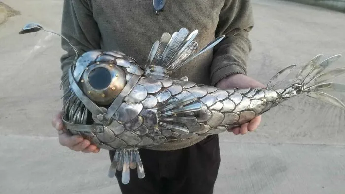 Скульптура из старых столовых приборов. 