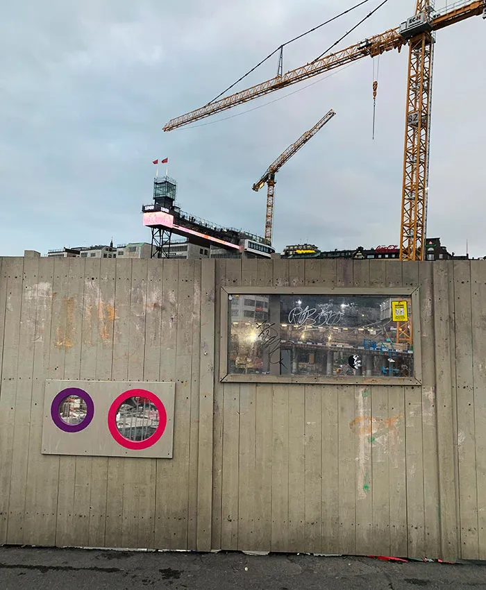 Эти специальные низкие окна для любопытных детей, которые хотят увидеть строительную площадку.