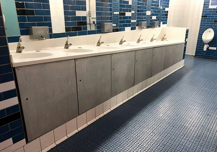 Детские туалеты в лондонском музее. Чьи раковины наклонены, чтобы обслуживать все более низких детей