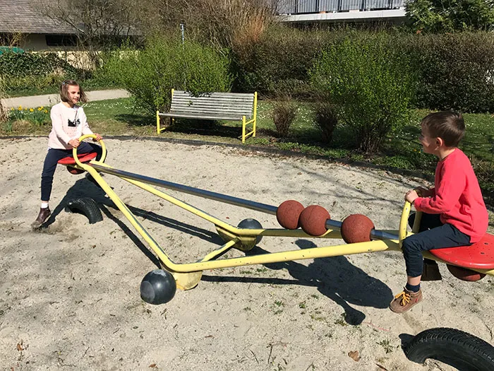 У этих качелей есть скользящие грузы, чтобы дети разного возраста могли качаться вместе.