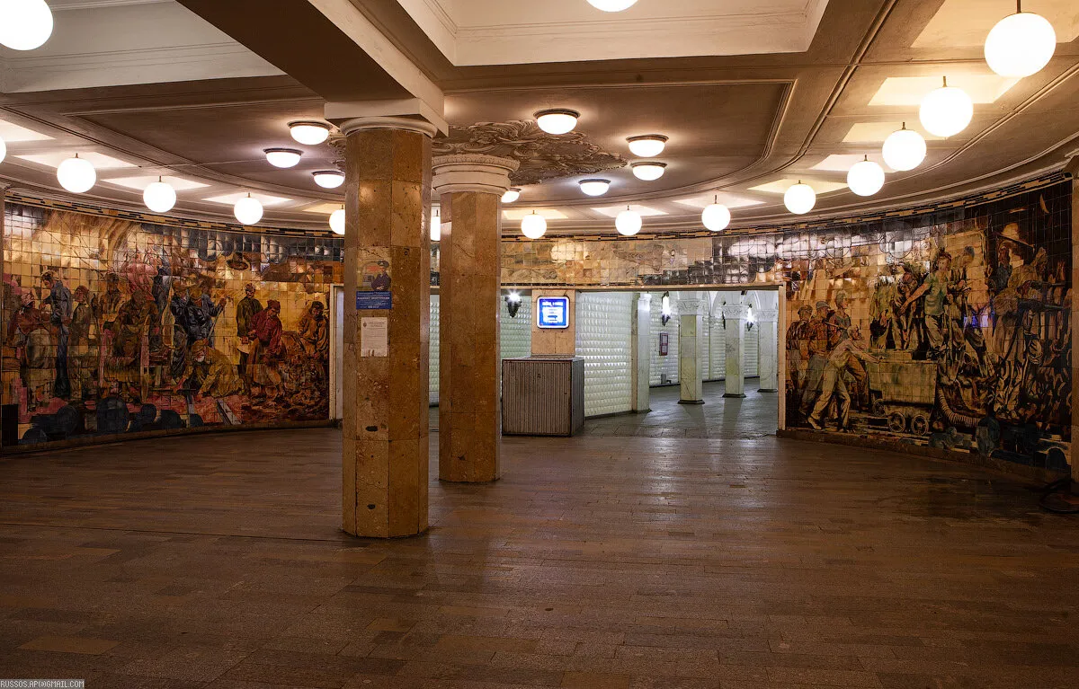 Панно из майоликовой плитки, отражающее героику труда комсомольцев–метростроевцев («Метростроевцы», художник Е. Е. Лансере).