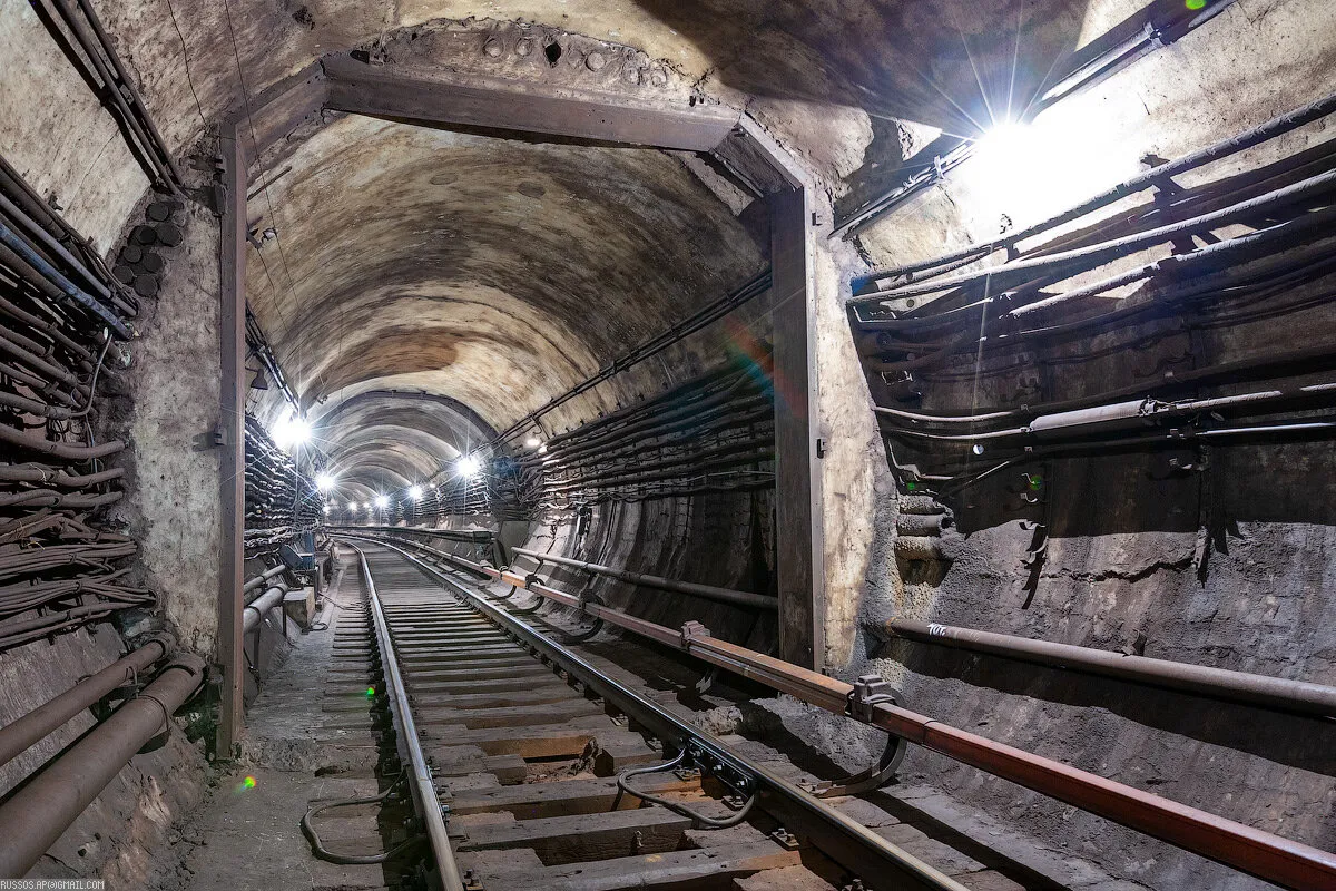 Предположительно, оклад от герметичной перегородки, установленной в рамках герметизации первой очереди осенью 1941 года. Перегон между станциями «Чистые пруды» — «Лубянка».