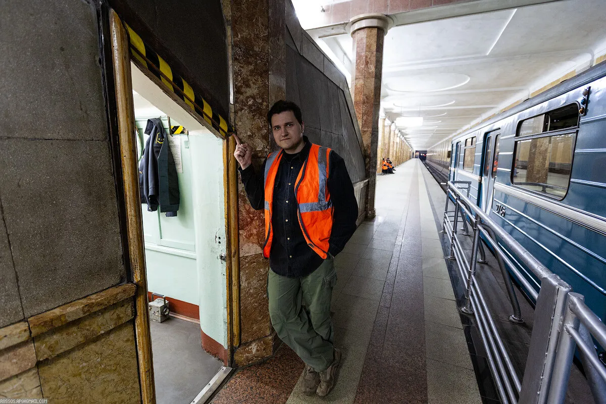 Размер входной двери в кабину дежурной по станции по сравнению с ростом автора, который составляет 180 сантиметров.