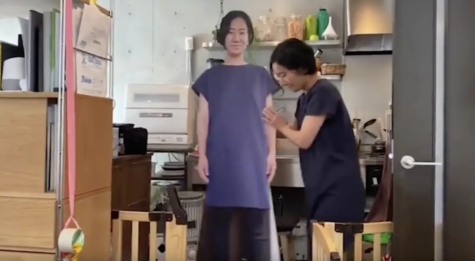 Японская мама силой. Японская мать на кухне. Японская мама и подросток. Японская мамаша на кухне. Японские мамы с молодыми.