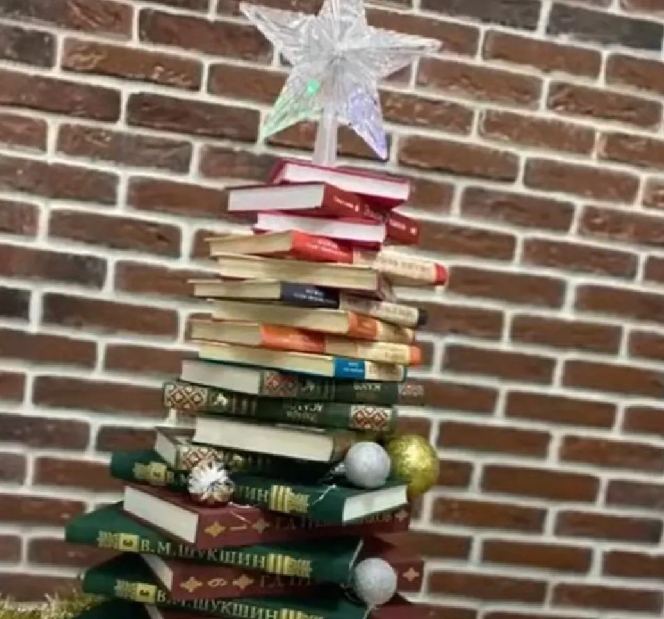 Елка из книг.