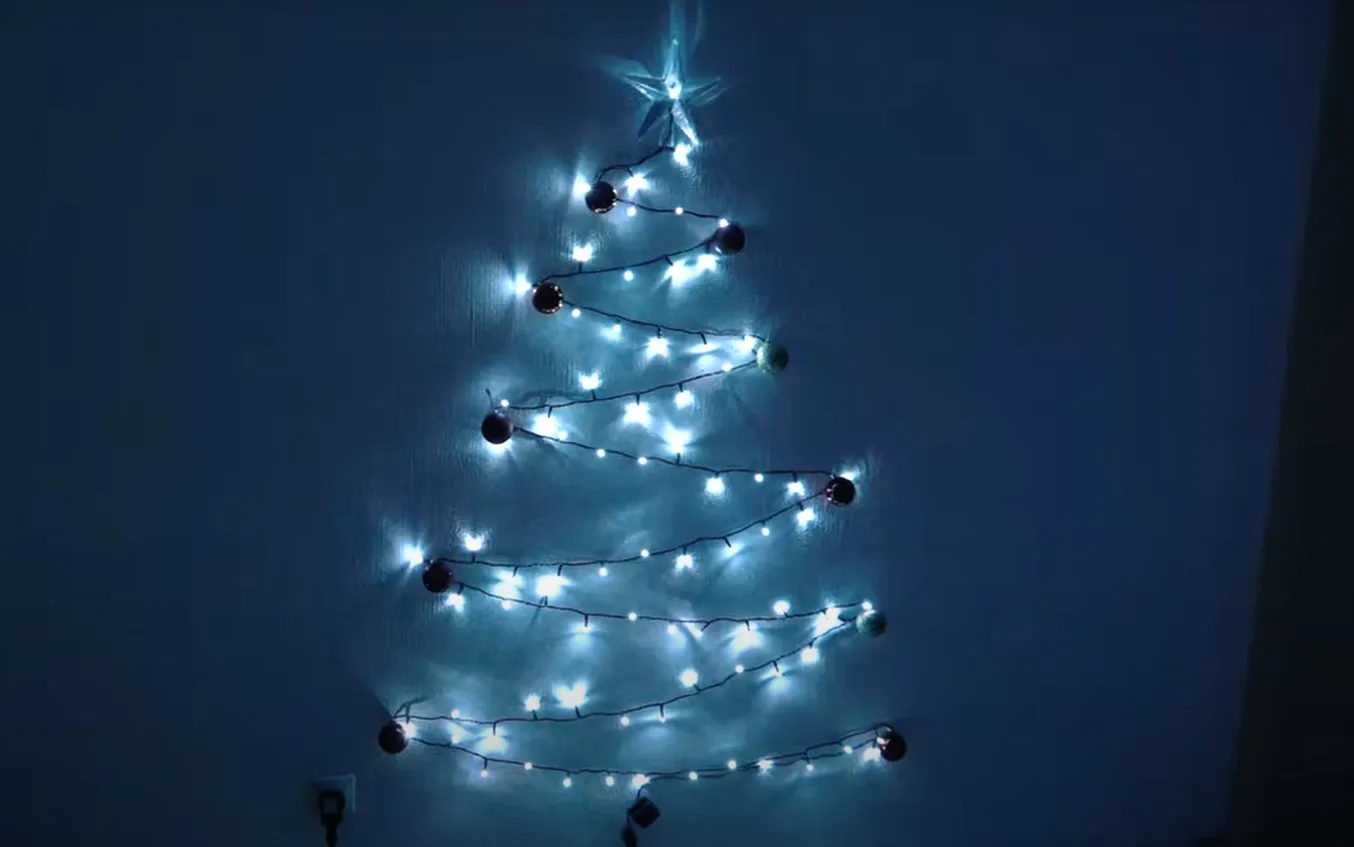 Елка из гирлянд.