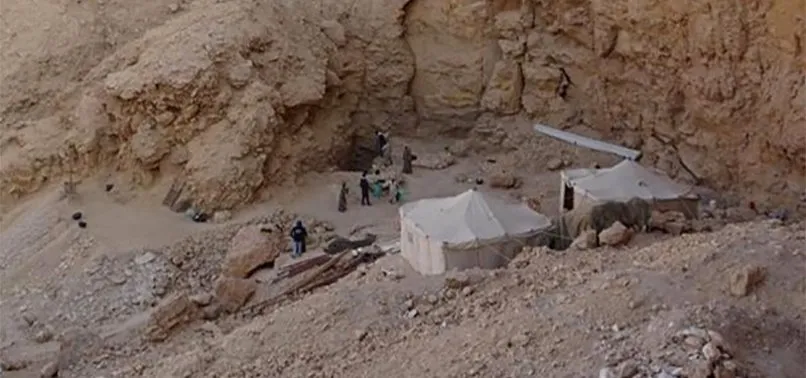 Новая гробница, вероятно, царственной жены 18-й династии, в которой почти 3500 лет назад были изображены такие короли, как Эхнатон и Тутанхамон, была обнаружена в Луксоре, на западном берегу Нила. 