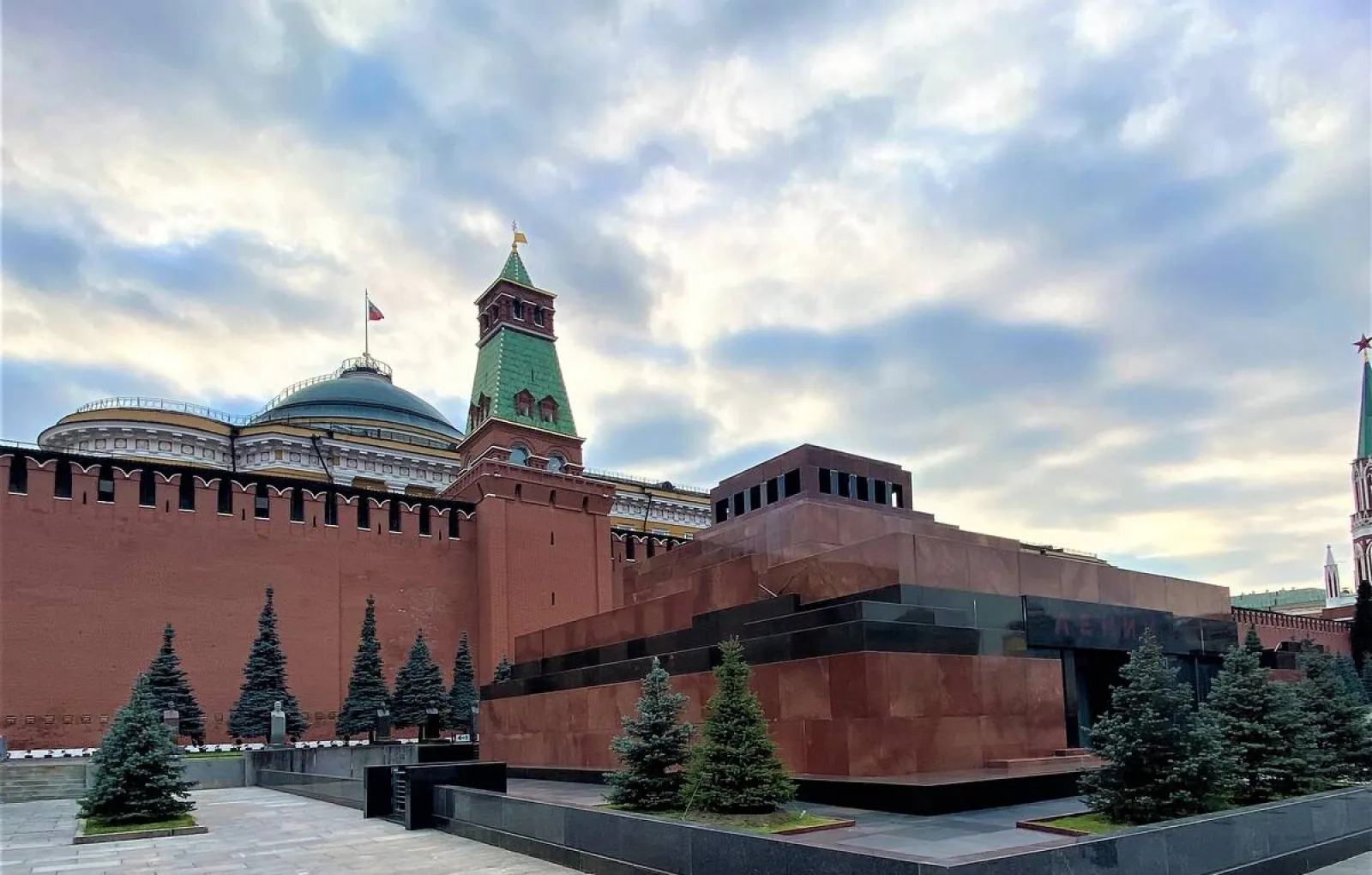 Расписание мавзолея ленина 2024. Ленин на красной площади в мавзолее. Экскурсия в мавзолей Ленина. Ленин в Кремле в мавзолее.