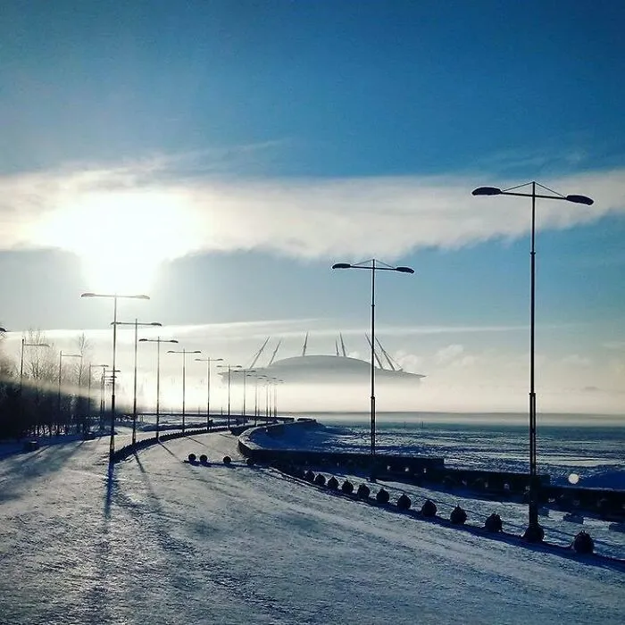 Из-за тумана стадион выглядит как космический корабль.