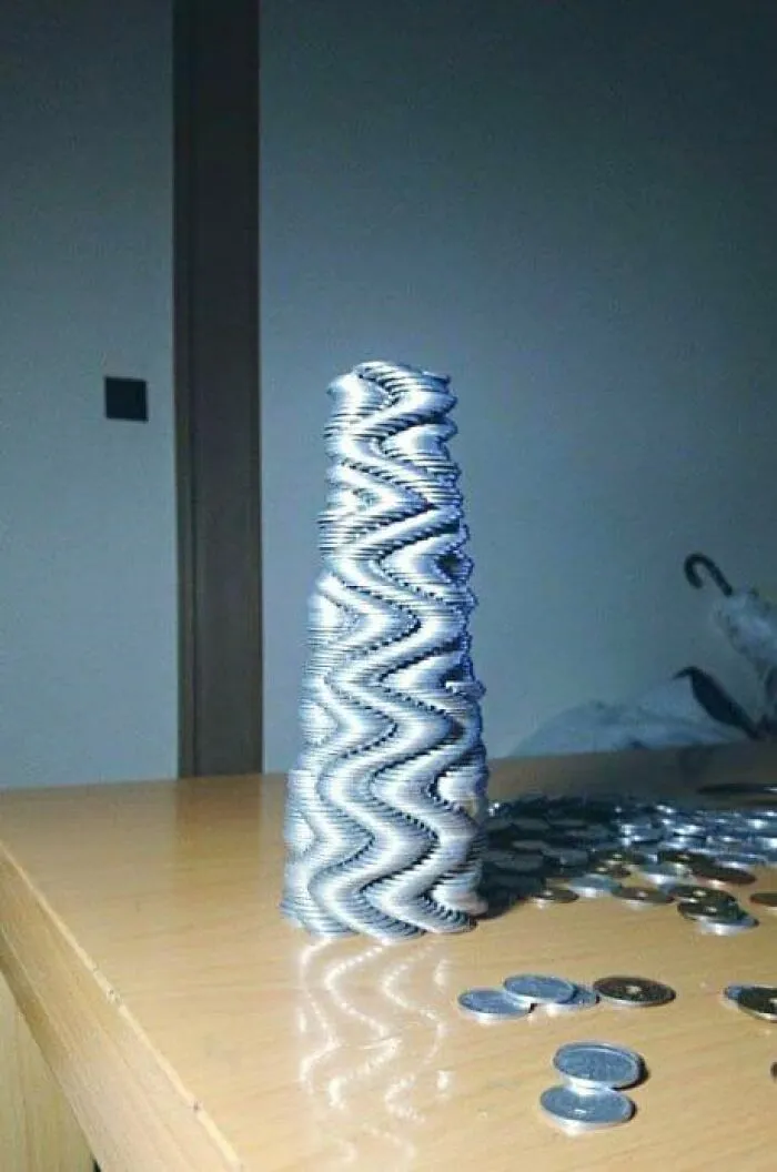 Скульптура из монет.