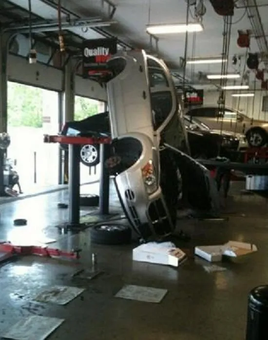 У кого день пошёл хуже: у владельца машины или у работника сервиса?