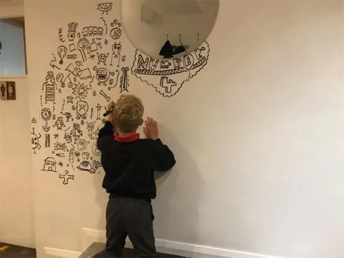 9-летний Джо Вейл всегда любил рисовать, но у него также были проблемы из-за того, что он всегда рисовал в классе.