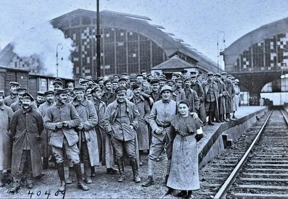 Немецкие солдаты на вокзале Меца в ожидании отправки домой