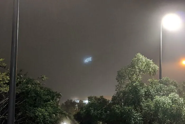 Загадочная надпись в тумане.