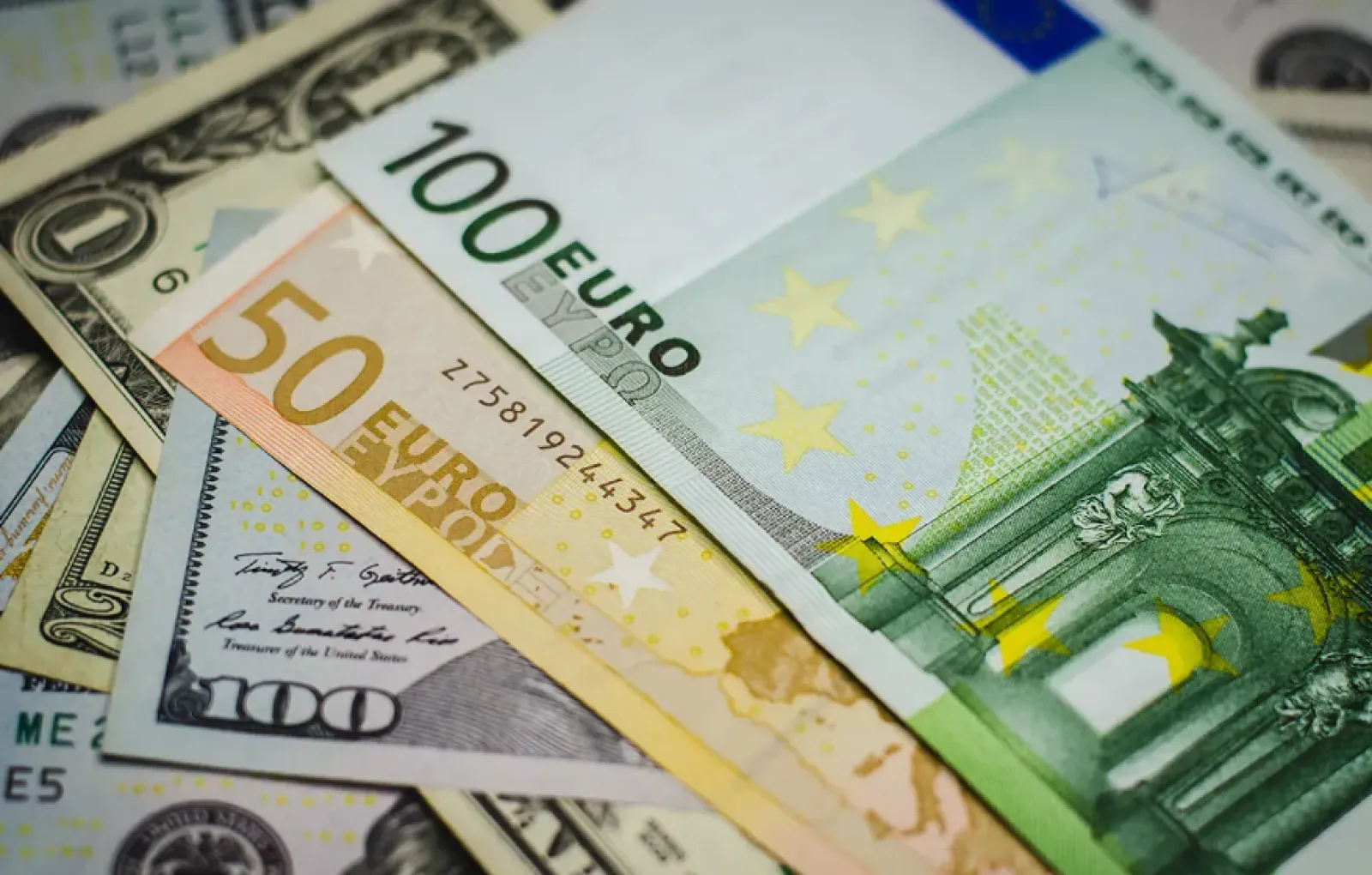 Курс евро на Мосбирже подскочил выше 100 рублей впервые с 19 апреля