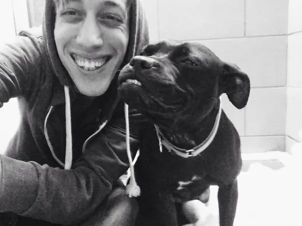 «Собака в приюте, где я работаю, учит меня улыбаться».