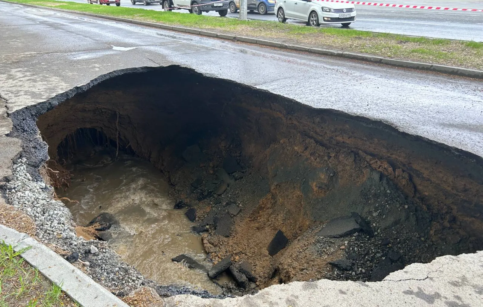 Асфальт провалился в Челябинске по причине подмыва грунта на дороге