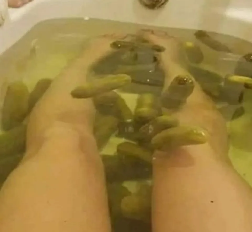 Это ванна с рассолом и огурцами? Серьезно?