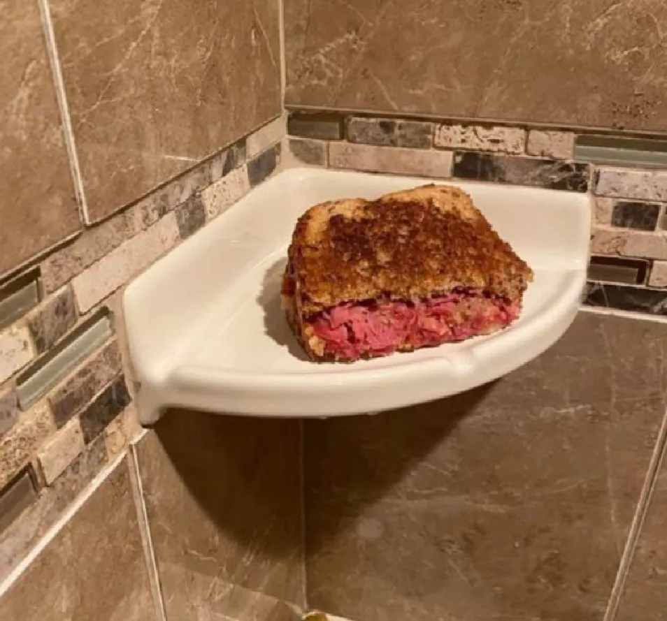 Просто сэндвич в душе, ничего необычного.