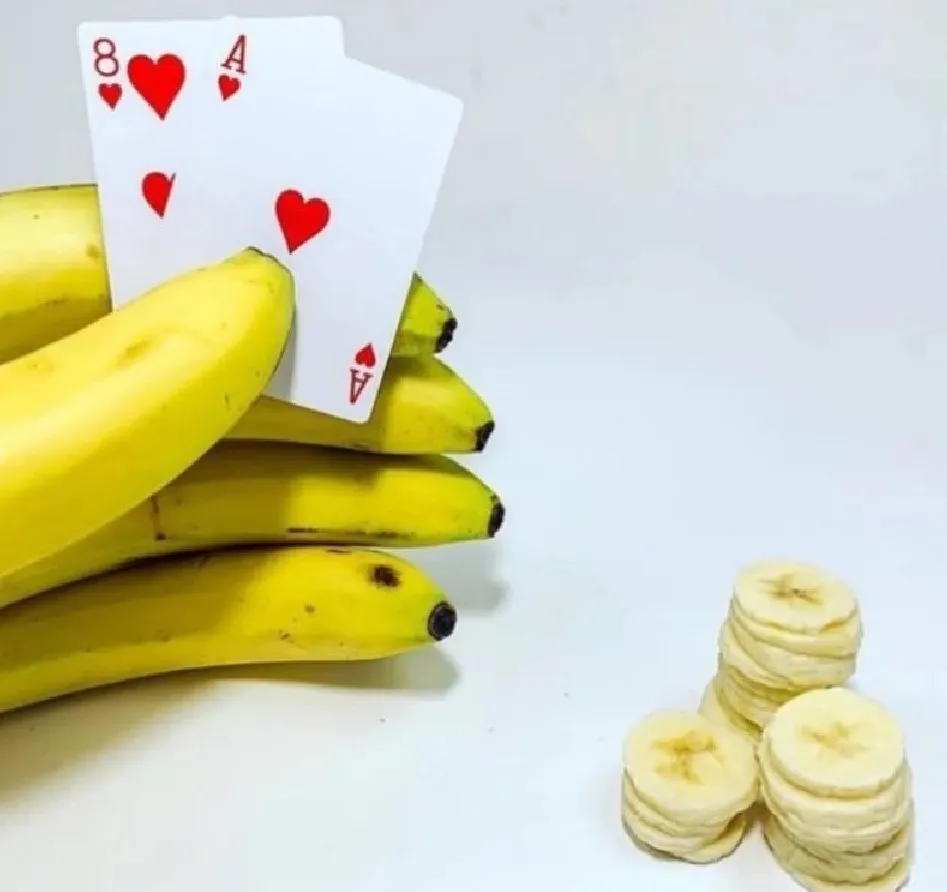 Бананы играют на бананы.