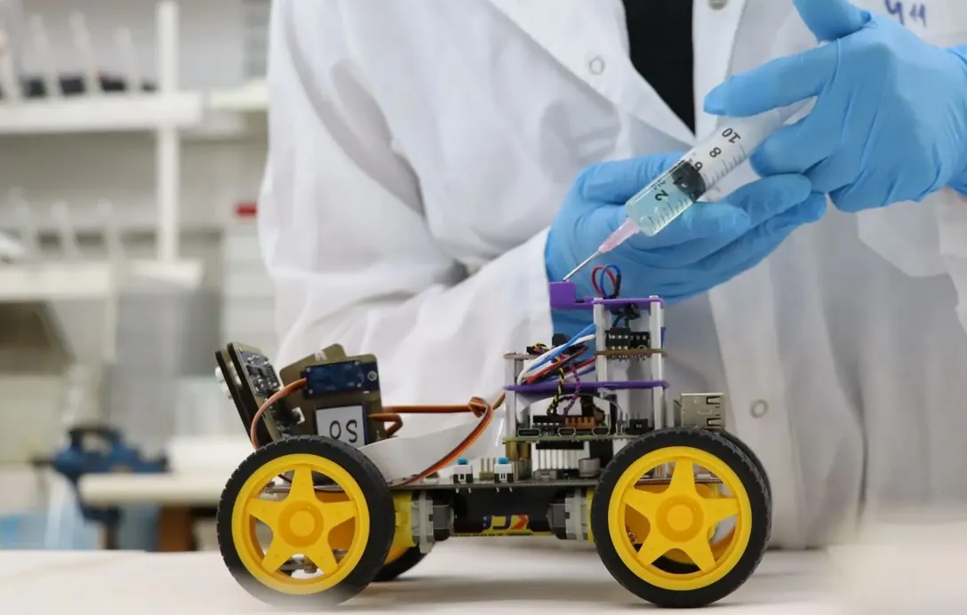 Робот получил ароматизированную жидкость в рамках обучения.