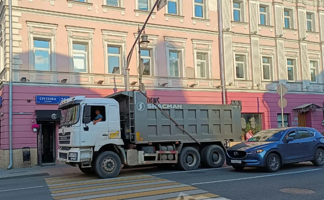 Китайский грузовик в центре Москвы