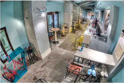 Велосипедный бар, Бухарест, Румыния. «Bicicletabar» в Румынии, стулья и столы в этом дурацком баре сделаны из переработанных велосипедов.