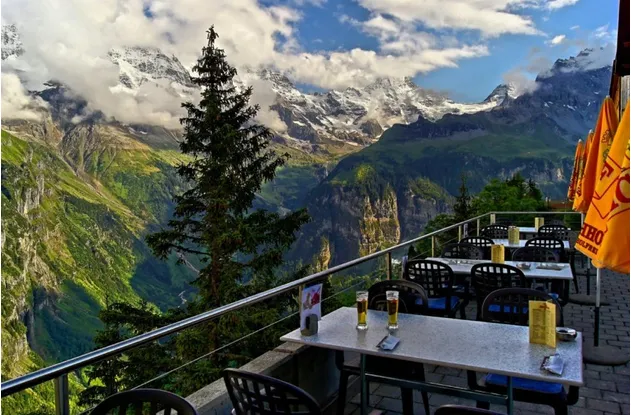Где лучше насладиться изысканной кухней и пивом, чем на высоте 2 300 футов над землей, окруженной со всех сторон великолепной горной панорамой, образованной 21 вершиной в самом сердце Альп.