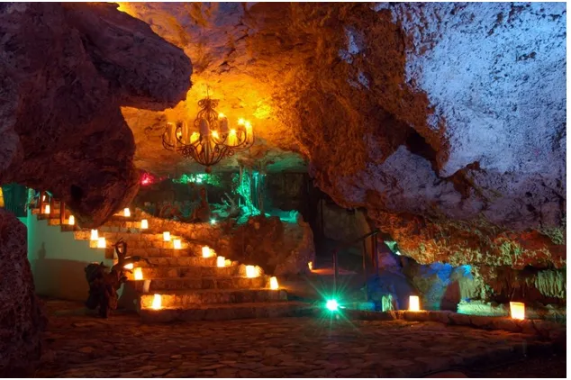 Лаундж Alux Caverna, Мексика. Alux — самый большой пещерный бар в мире. Пещерная система, которой более 18 000 лет, элегантно освещена сотнями свечей. Великолепные известняки и сталактиты доминируют на стенах различных камер, каждая из которых более впечатляющая, чем предыдущая.