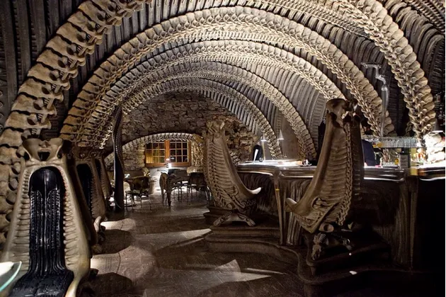 Бар Giger с любовью оформлен в стиле фильма «Чужой» Ридли Скотта. Обязательно посетите для любителей научной фантастики,