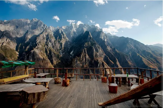 Ущелье Прыгающего Тигра — невероятный каньон, настолько захватывающий дух, что он был назван объектом Всемирного наследия. Балансируя на утесе, над бушующими внизу порогами, находится бар, из которого открывается, возможно, лучший вид в мире.