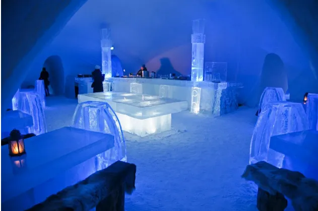 Ледяной бар, Квебек, Канада. Этот ледяной бар тает каждое лето и каждый год полностью перестраивается. С января по март посетителям предлагают охлажденные коктейли, хотя вам, вероятно, следует взять с собой пальто.