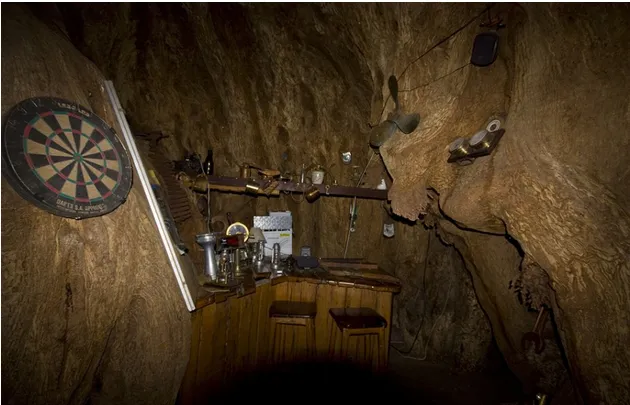 Южноафриканские баобабы известны своими огромными размерами. Этому конкретному дереву по прозвищу Санленд более 6000 лет, и оно настолько велико, что в дупле ствола может работать небольшой брусок. Открытый с 1933 года, паб может одновременно обслуживать только 15 счастливых гостей.