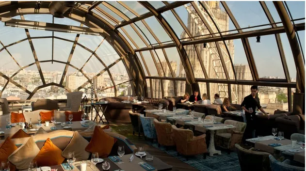 Москва — невероятно яркий город с огромной историей и архитектурой. White Rabbit предлагает одни из лучших панорам на шумный город внизу, а также вкусную международную кухню фьюжн.