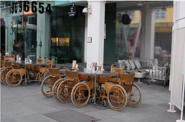 В этом причудливом медицинском тематическом баре посетители сидят в инвалидных креслах и пьют коктейли через капельницу. Эта странная обстановка — одно из самых популярных мест в оживленном центре Сингапура.